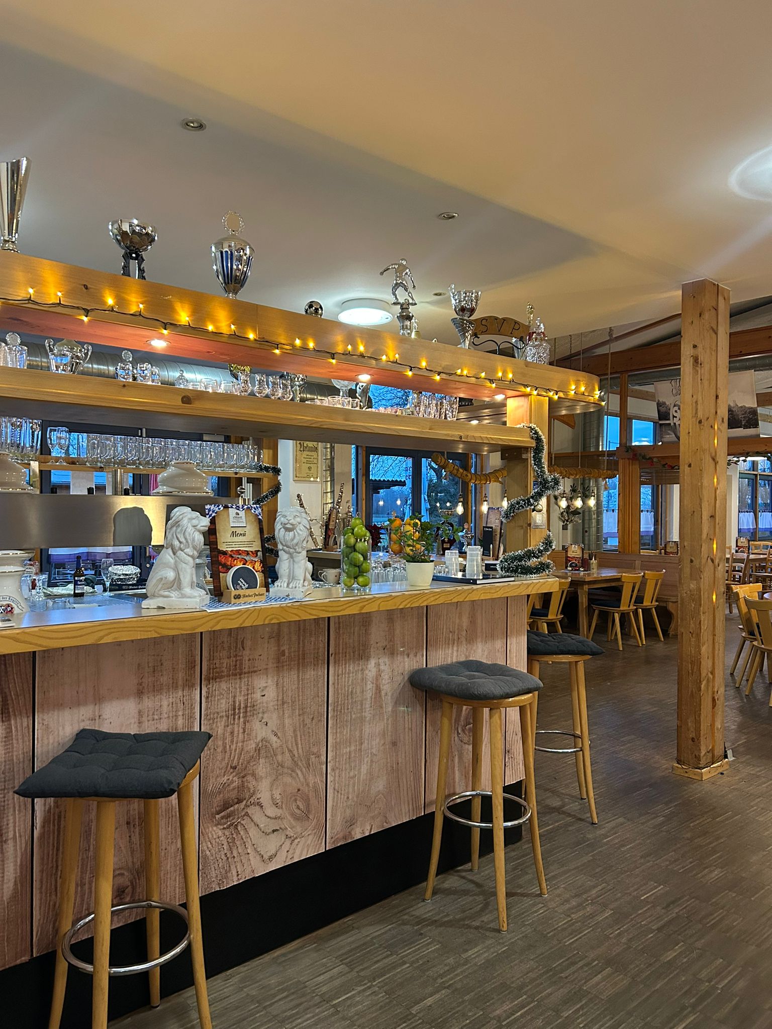 Gemütlicher Innenraum mit Holztheke