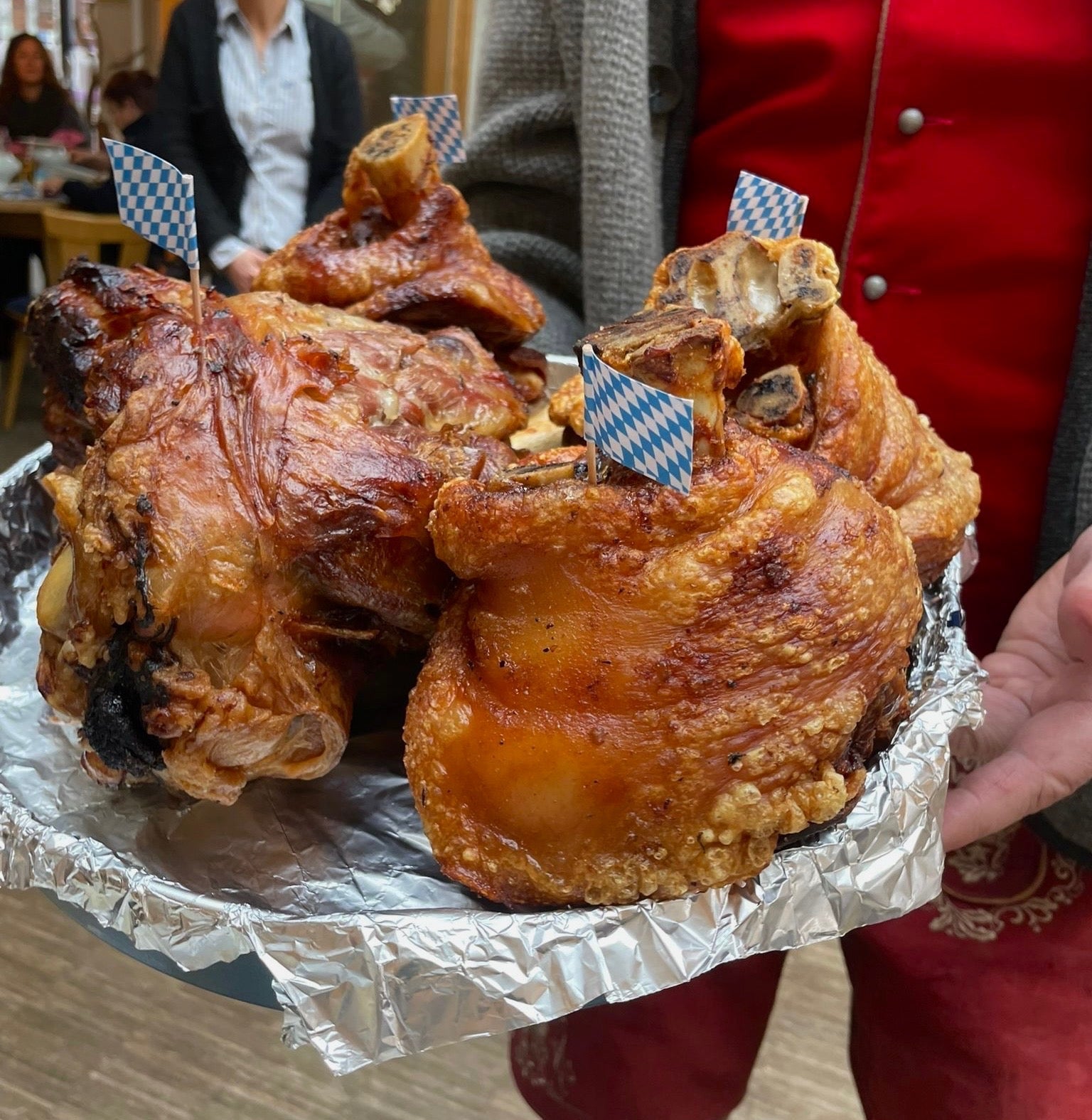 Knusprige Kalbs- und Schweinshaxn vom offenen Buchenholzfeuer