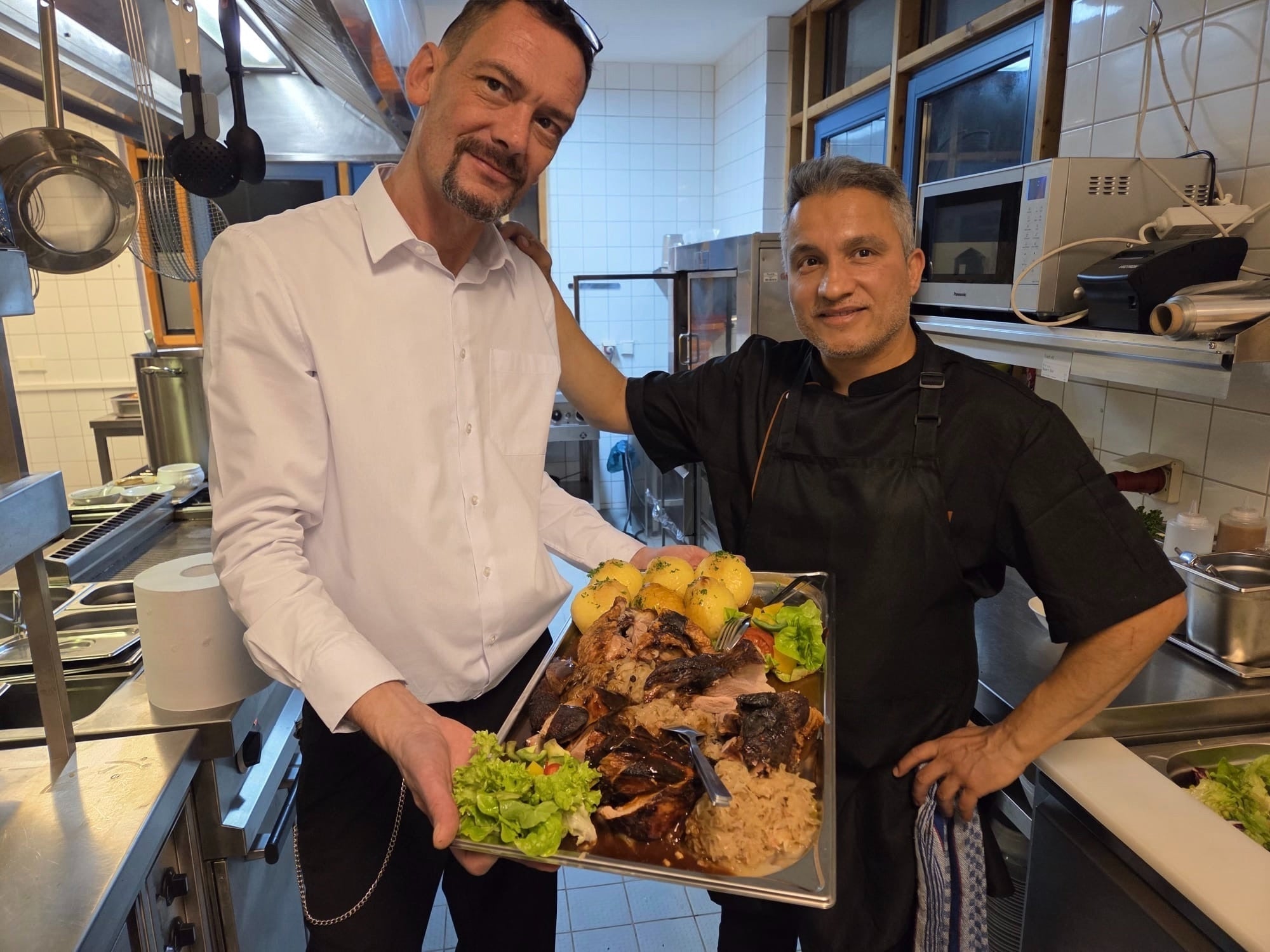 Dusan mit Küchenchef in der Küche