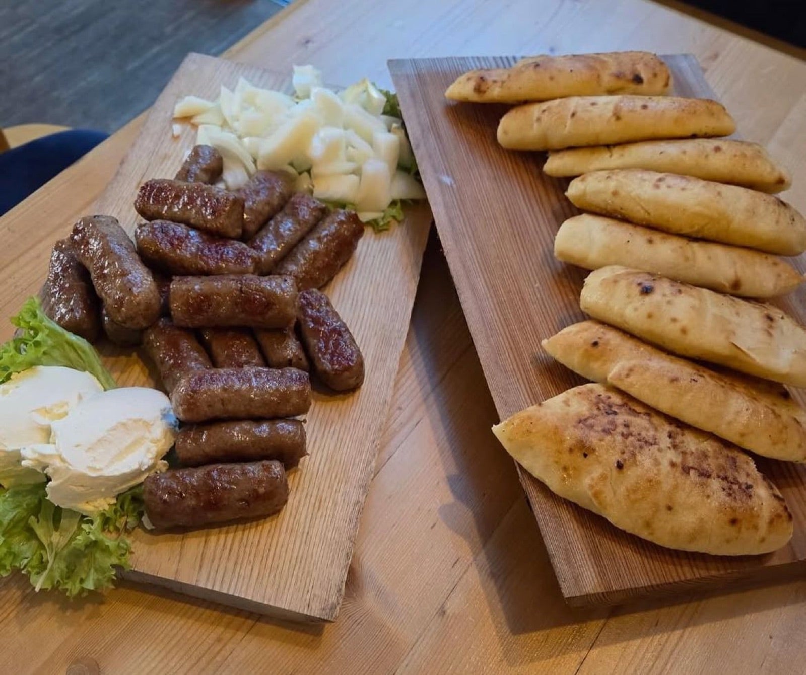 Ćevapčići mit Fladenbrot — kroatische Spezialität